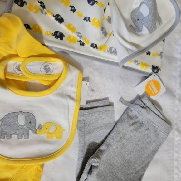 Gymboree NWT Lot 2 blankets pants, bib, onesie. 1 outlet blanket others retail. - Picture 4 of 6